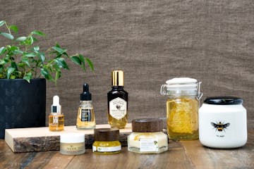 Focus Propolis Honey: Propolis Lee Jee Ham, Cosrx, Skinfood essences; Farmacy Honey Drop, Honey Potion; Nuxe Rêve De Miel lip balm