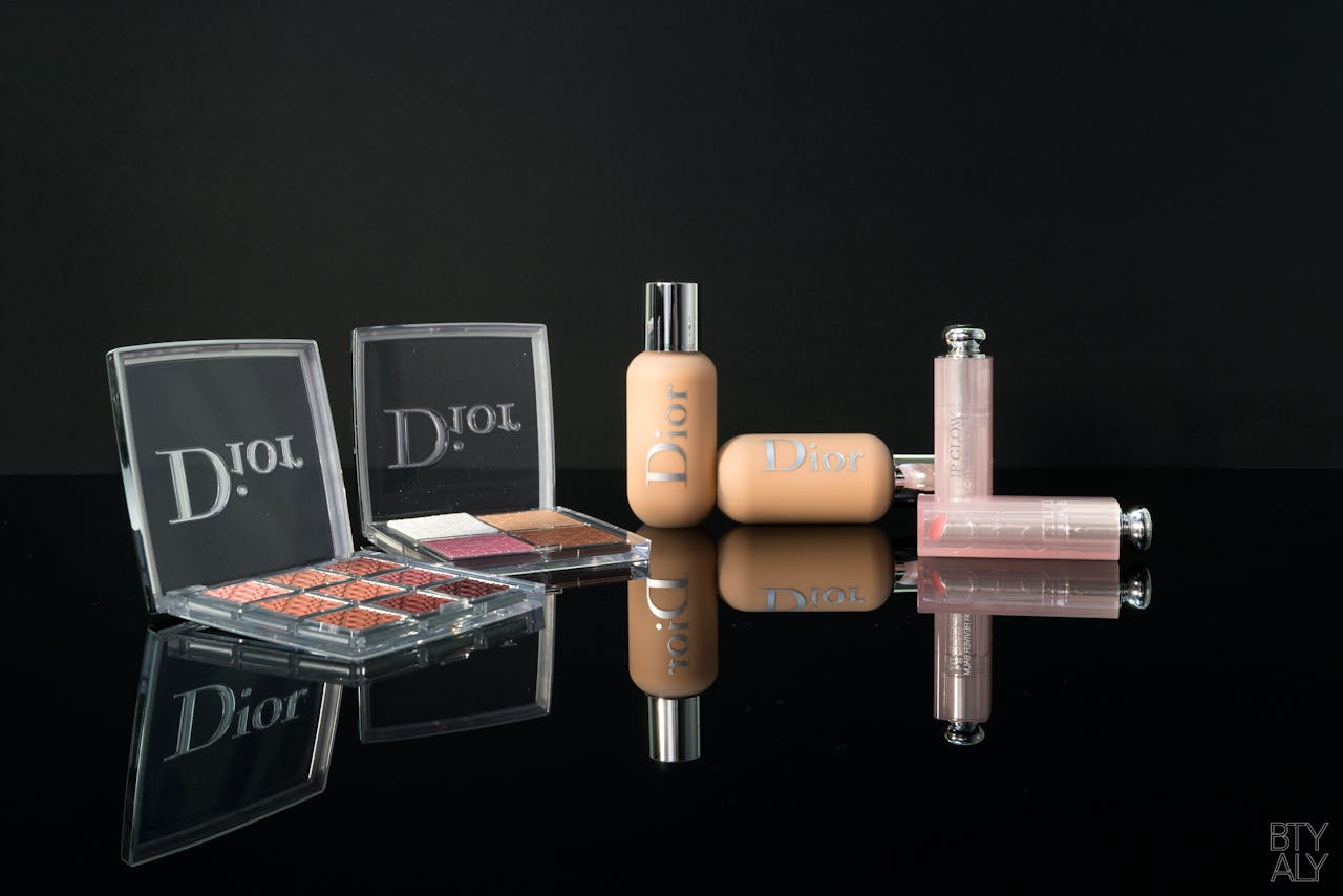 Dior Backstage Collection mang đến những sản phẩm chất lượng khác biệt cho phụ nữ hiện đại. Hãy tận hưởng trải nghiệm tuyệt vời với Kem Nền Dior Forever Skin Glow và biến đổi làn da của bạn thành hoàn hảo nhất.