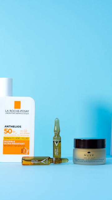 La Roche Posay Shaka Fluide solaire, Vichy LiftActiv Specialist Peptide-C Ampoules Anti-Âge, Nuxe Rêve de Miel baume lèvres