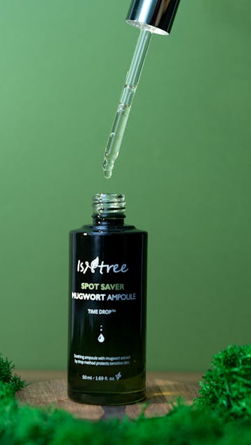 Isntree Spot Saver Mugwort Ampoule Dropper