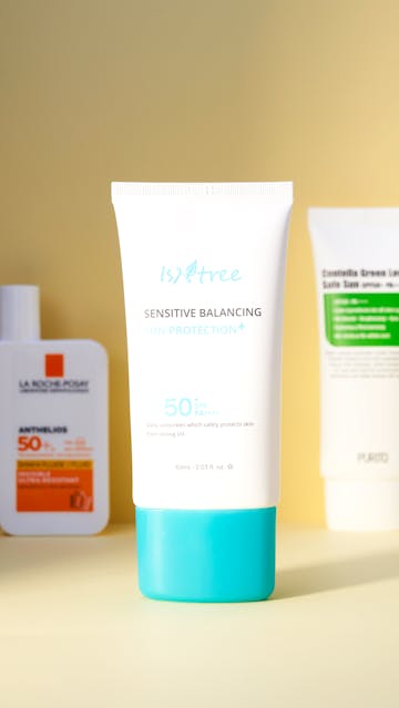 La Roche Posay Anthelios Shaka Fluide SPF 50+, Shiseido Anessa essence UV sunscreen mild milk, Isntree Sensitive Balancing Sun Protection, Klairs Soft Airy UV Essence, Purito Centella Green Level Safe Sun