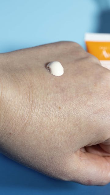 Avene Fragrance-Free Fluid Ultra Light SPF50+ Texture