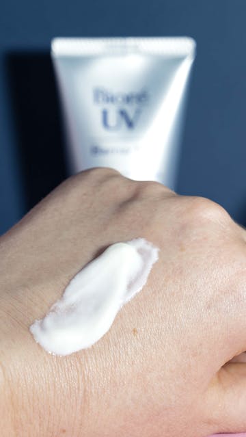 Bioré UV Barrier Me Cushion Gentle Essence SPF 50+ PA++++ Texture