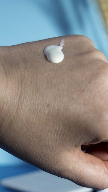 Garnier Ambre Solaire Super UV Fluide Visage SPF50+ Texture