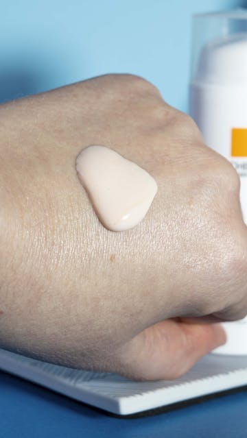 La Roche Posay Anthelios Oil Correct SPF50+ Texture